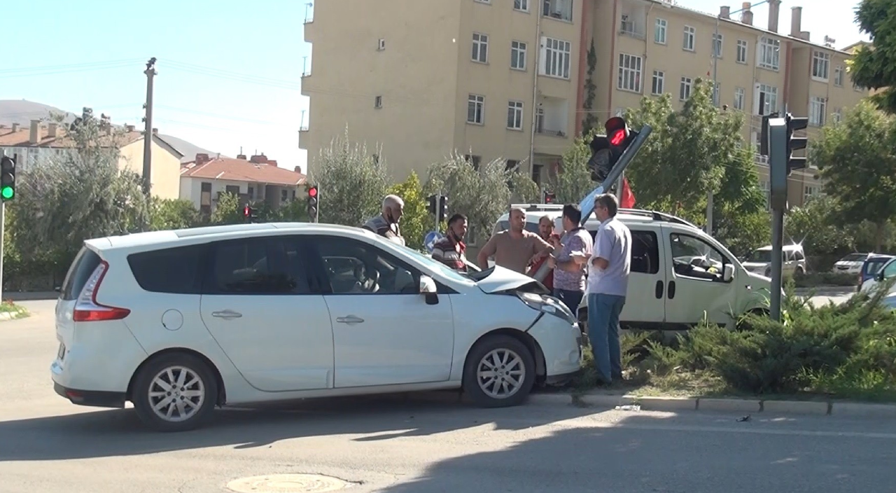 Kontrolden çıkan otomobil trafik ışıklarına çarparak durabildi